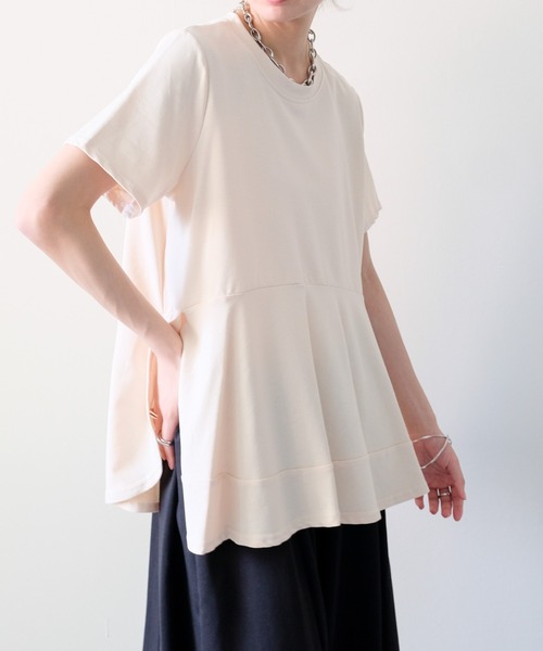 DOLLUPOOPS(ドールアップウップス)の「ヘムサイドスリットフレアトップス(Tシャツ/カットソー・レディース・オフホワイト/ブラック/ベージュ/ブラウン・38)」の4枚目の写真