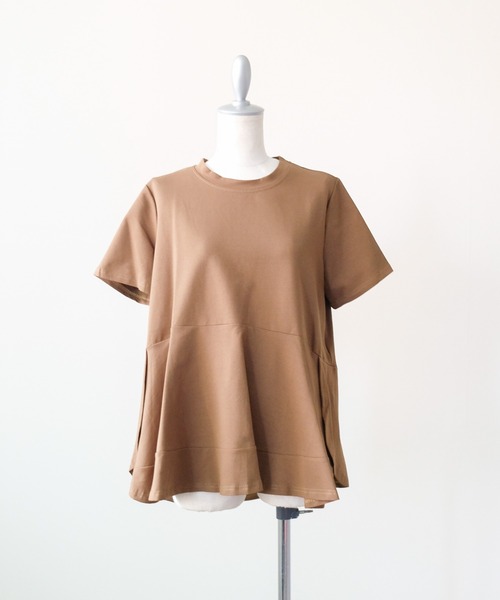 DOLLUPOOPS(ドールアップウップス)の「ヘムサイドスリットフレアトップス(Tシャツ/カットソー・レディース・オフホワイト/ブラック/ベージュ/ブラウン・38)」の3枚目の写真