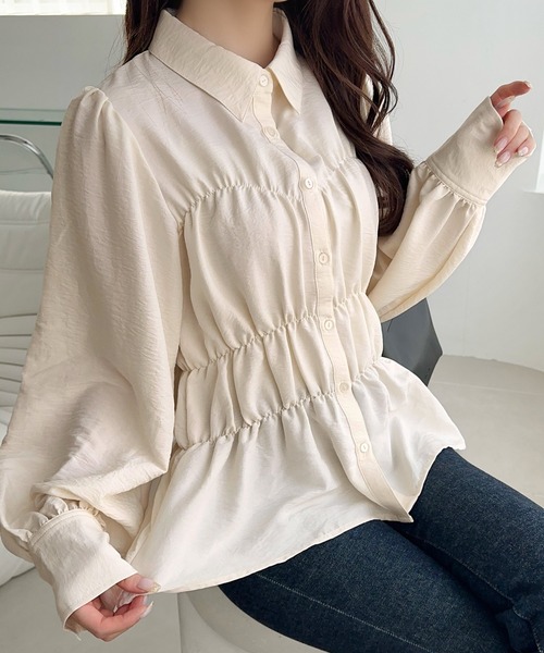 mily bilet(ミウィビレット)の「【mily bilet】一枚で、主役級◎。ビスチェ見えパフスリーブペプラム裾シャーリングブラウス(長袖)(シャツ/ブラウス・レディース・チャコールグレー/ブラック/アイボリー/ブラウン・LARGE/MEDIUM/SMALL/X-LARGE)」の5枚目の写真
