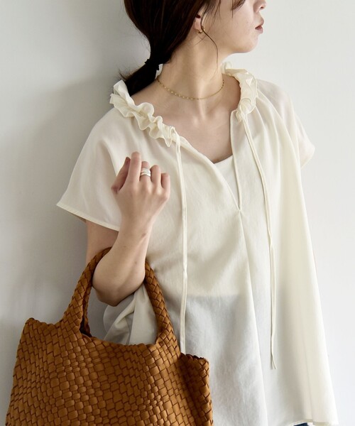 quaranciel(カランシエル)の「quaranciel:〈洗濯機可能〉フリルカラー リボン フレンチスリーブ ブラウス(シャツ/ブラウス・レディース・ブラック/ライトブルー/ブラウン/ホワイト・ONE SIZE)」の7枚目の写真