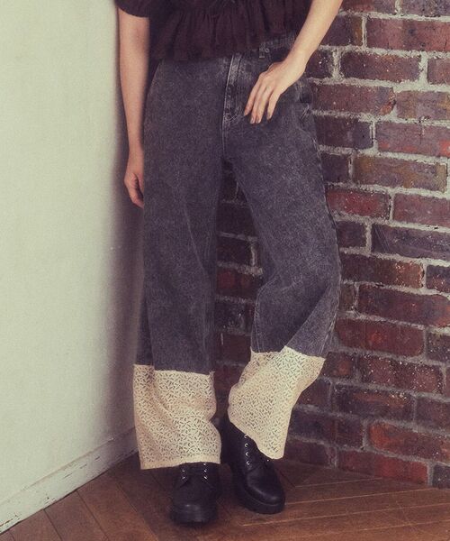 earth music&ecology（アースミュージックアンドエコロジー）の「裾レースデニムパンツ（デニムパンツ・レディース・ブラック・S/M）」の20枚目の写真