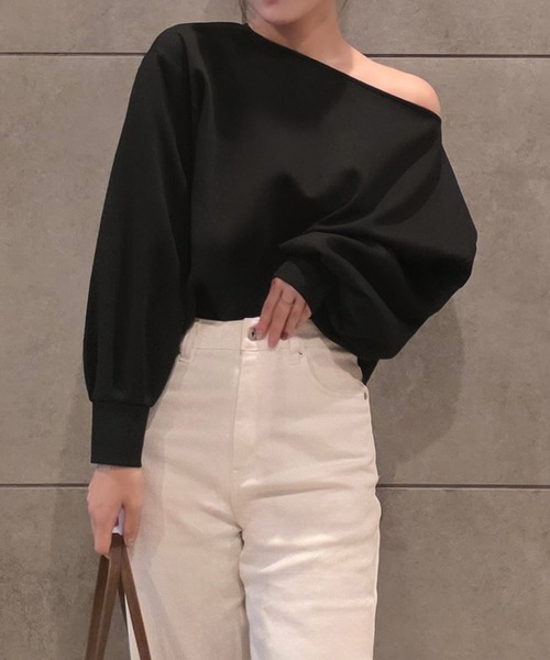 JUNOAH（ジュノア）の「ワンショルスウェット（スウェット・レディース・杢グレー/アイボリー/ブラック・LARGE/MEDIUM/SMALL）」の4枚目の写真