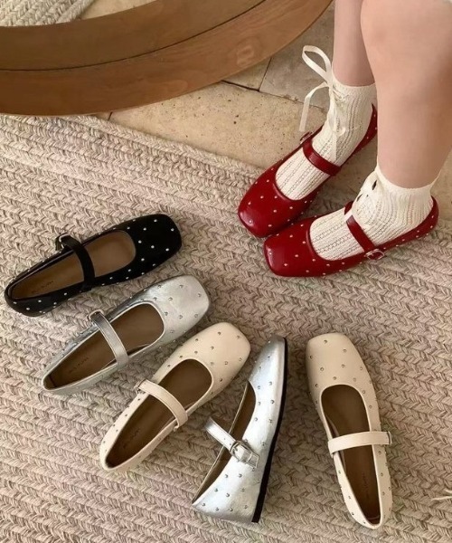 Mejoul(メジュール)の「ストラップ付 スクエアトゥスタッズフラットバレエシューズ(バレエシューズ・レディース・アイボリー/ブラック/シルバー/レッド・M/L)」の5枚目の写真