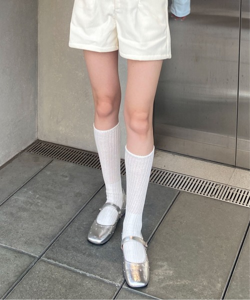 Mejoul(メジュール)の「ストラップ付 スクエアトゥスタッズフラットバレエシューズ(バレエシューズ・レディース・アイボリー/ブラック/シルバー/レッド・M/L)」の18枚目の写真