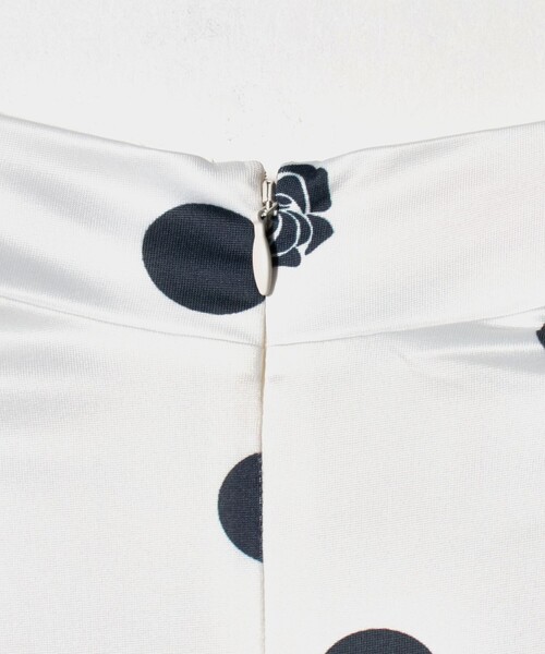 VIVIANO（ヴィヴィアーノ）の「＜VIVIANO＞ラッフルスリーブ ドットトップス（Tシャツ/カットソー・レディース・ホワイト・S）」の5枚目の写真