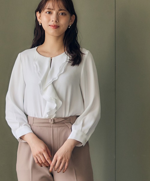 12Twelve Agenda(トゥエルブ アジェンダ)の「フレンチキスフロントフリルカラーブラウス(シャツ/ブラウス・レディース・オフホワイト/サックスブルー・M)」の2枚目の写真