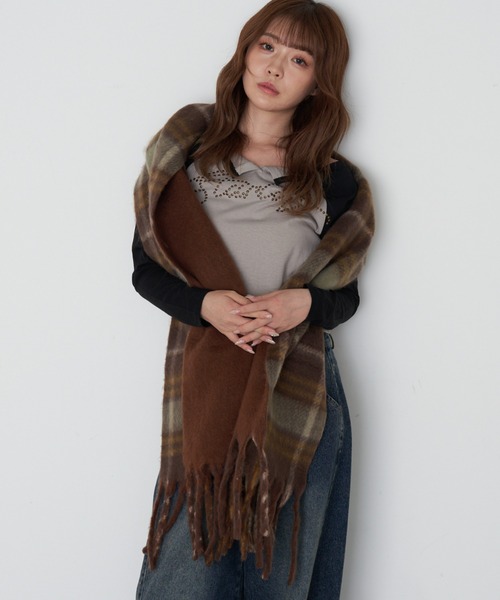 RAY CASSIN(レイカズン)の「リバーシブルチェックマフラー(マフラー・レディース・ブラウン系その他2/ベージュ系その他2・FREE)」の2枚目の写真