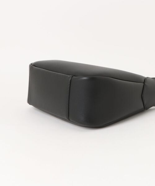 CHARLES & KEITH(チャールズ & キース)の「Adalyn アダリン メタリックバックル ベルトホーボーバッグ(ショルダーバッグ・レディース・ブラック・L)」の3枚目の写真