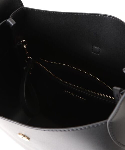 CHARLES & KEITH(チャールズ & キース)の「Adalyn アダリン メタリックバックル ベルトホーボーバッグ(ショルダーバッグ・レディース・ブラック・L)」の4枚目の写真