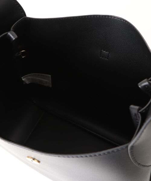 CHARLES & KEITH(チャールズ & キース)の「Adalyn アダリン メタリックバックル ベルトホーボーバッグ(ショルダーバッグ・レディース・ブラック・L)」の5枚目の写真