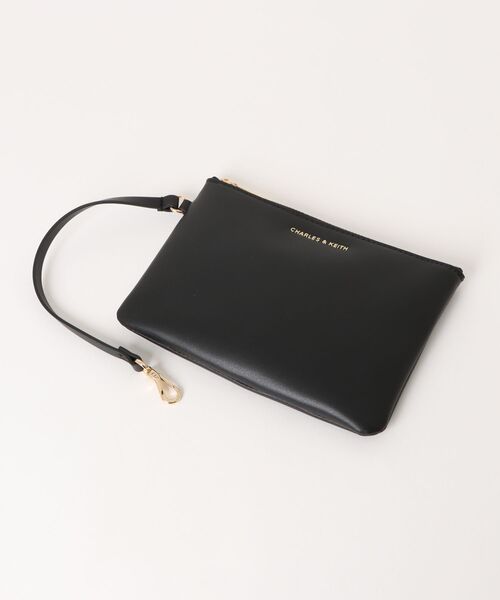 CHARLES & KEITH(チャールズ & キース)の「Adalyn アダリン メタリックバックル ベルトホーボーバッグ(ショルダーバッグ・レディース・ブラック・L)」の6枚目の写真