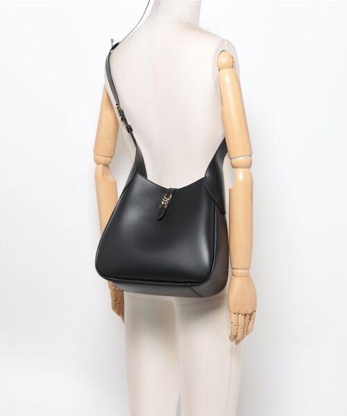 CHARLES & KEITH(チャールズ & キース)の「Adalyn アダリン メタリックバックル ベルトホーボーバッグ(ショルダーバッグ・レディース・ブラック・L)」の7枚目の写真