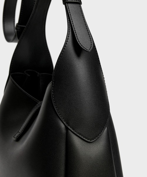 CHARLES & KEITH(チャールズ & キース)の「Adalyn アダリン メタリックバックル ベルトホーボーバッグ(ショルダーバッグ・レディース・ブラック・L)」の12枚目の写真