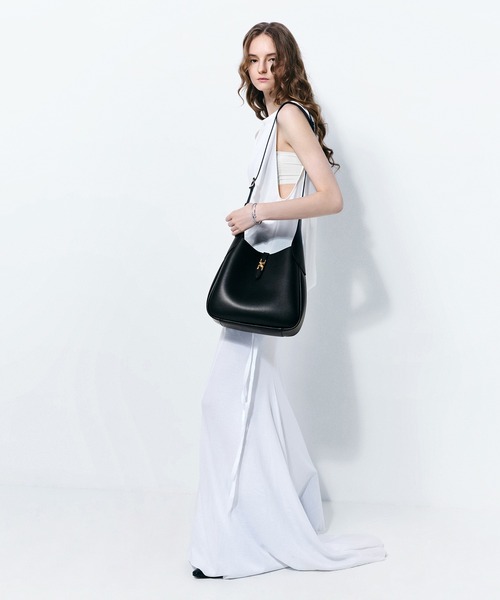 CHARLES & KEITH(チャールズ & キース)の「Adalyn アダリン メタリックバックル ベルトホーボーバッグ(ショルダーバッグ・レディース・ブラック・L)」の14枚目の写真