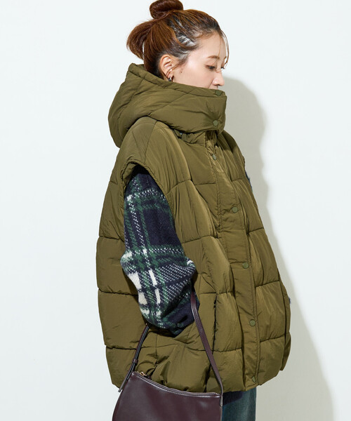 FREAK'S STORE(フリークスストア)の「限定展開 中綿キルト ボリューム フーディー ベスト(ダウンベスト・レディース・オリーブ/ブラック/グレー/ベージュ・フリ-)」の4枚目の写真