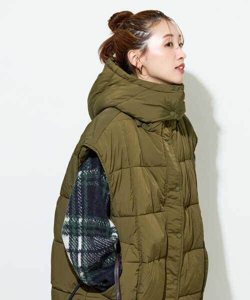 FREAK'S STORE(フリークスストア)の「限定展開 中綿キルト ボリューム フーディー ベスト(ダウンベスト・レディース・オリーブ/ブラック/グレー/ベージュ・フリ-)」の9枚目の写真
