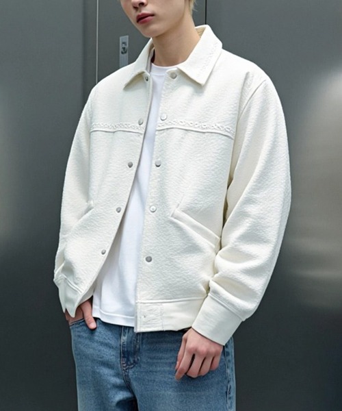 BENUSTA(ベヌスタ)の「A'GEM/9 × .kom 『BENUSTA /ベヌスタ』GEOMETRIC EMBOSS SNAP JACKET/ジオメトリックエンボス スナップジャケット(ブルゾン・メンズ・アイボリー/ブラック・L/XL)」の2枚目の写真