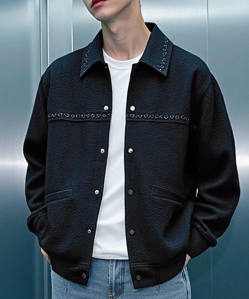 BENUSTA(ベヌスタ)の「A'GEM/9 × .kom 『BENUSTA /ベヌスタ』GEOMETRIC EMBOSS SNAP JACKET/ジオメトリックエンボス スナップジャケット(ブルゾン・メンズ・アイボリー/ブラック・L/XL)」の1枚目の写真