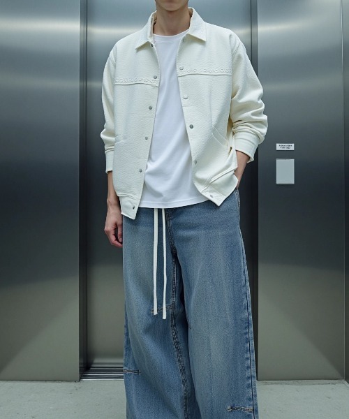 BENUSTA(ベヌスタ)の「A'GEM/9 × .kom 『BENUSTA /ベヌスタ』GEOMETRIC EMBOSS SNAP JACKET/ジオメトリックエンボス スナップジャケット(ブルゾン・メンズ・アイボリー/ブラック・L/XL)」の4枚目の写真