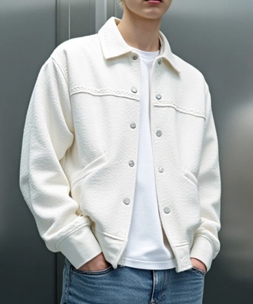 BENUSTA(ベヌスタ)の「A'GEM/9 × .kom 『BENUSTA /ベヌスタ』GEOMETRIC EMBOSS SNAP JACKET/ジオメトリックエンボス スナップジャケット(ブルゾン・メンズ・アイボリー/ブラック・L/XL)」の3枚目の写真