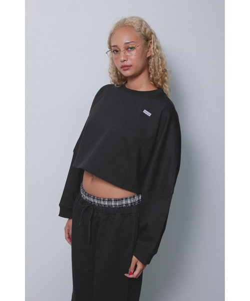 ALEXIA STAM（アリシアスタン）の「Wellness Cropped Crewneck Sweatshirt /ウェルネス クロップドスウェット（スウェット・レディース・ブラック/チャコールグレー・FREE）」の3枚目の写真