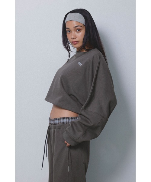 ALEXIA STAM（アリシアスタン）の「Wellness Cropped Crewneck Sweatshirt /ウェルネス クロップドスウェット（スウェット・レディース・ブラック/チャコールグレー・FREE）」の8枚目の写真