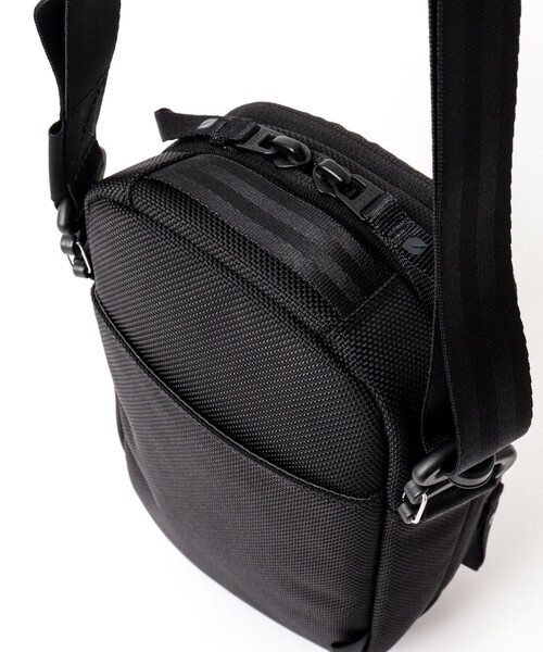 NOLLEY’S（ノーリーズ）の「【Incase/インケース】Tracks Small Shoulder Pouch（ショルダーバッグ・メンズ・ブラック・FREE）」の15枚目の写真