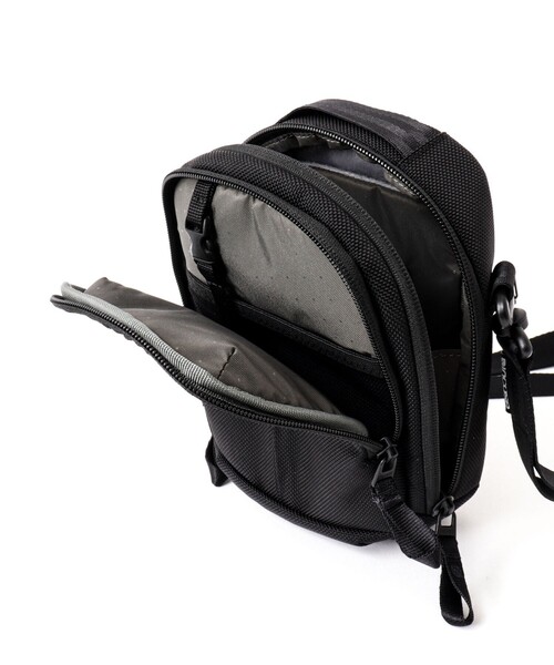 NOLLEY’S（ノーリーズ）の「【Incase/インケース】Tracks Small Shoulder Pouch（ショルダーバッグ・メンズ・ブラック・FREE）」の21枚目の写真