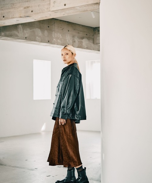 HEREIAM（ヘレイアム）の「【HEREIAM】トレンドのミディ丈と安心ロング丈。/バイヤスサテンスカート（スカート・レディース・ブラウン/アイボリー・SMALL/MEDIUM）」の3枚目の写真