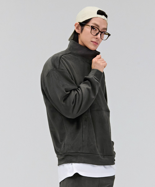 CHASECULT(チェイスカルト)の「男性 薄起毛 半ジップTシャツ-チャコール(Tシャツ/カットソー・メンズ・チャコールグレー・100/95/105)」の3枚目の写真