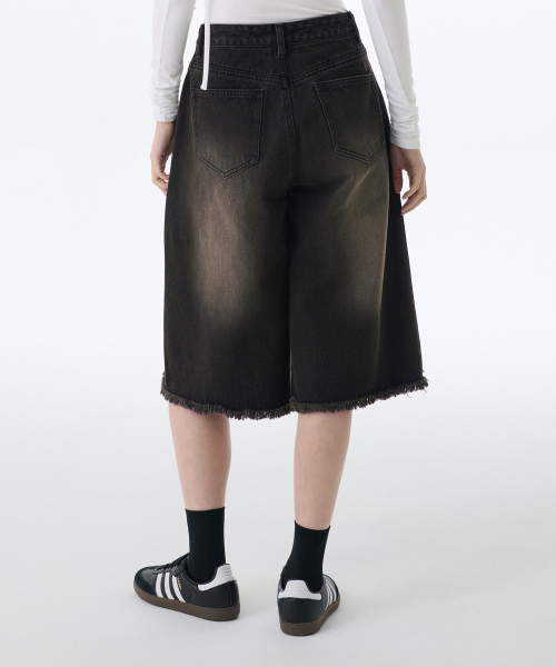 MUSINSA STANDARD WOMAN（ムシンサスタンダードウーマン）の「ウィメンズビッグブラシカットオフバミューダデニムパンツ[ラスティブラック]（デニムパンツ・レディース・その他・30/24/25/26/27/28/29）」の2枚目の写真