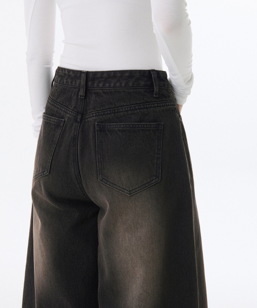 MUSINSA STANDARD WOMAN（ムシンサスタンダードウーマン）の「ウィメンズビッグブラシカットオフバミューダデニムパンツ[ラスティブラック]（デニムパンツ・レディース・その他・30/24/25/26/27/28/29）」の5枚目の写真