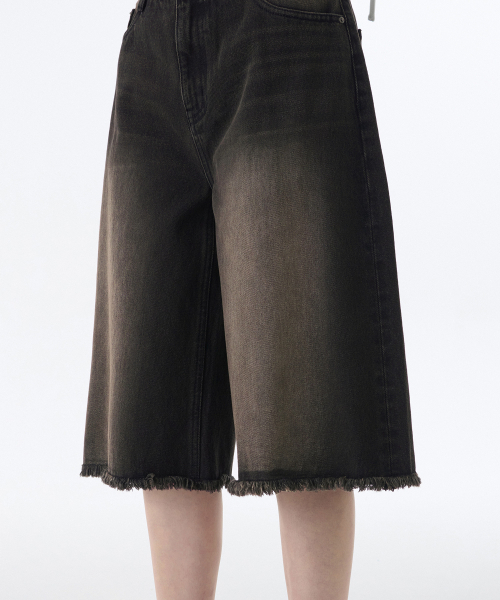 MUSINSA STANDARD WOMAN（ムシンサスタンダードウーマン）の「ウィメンズビッグブラシカットオフバミューダデニムパンツ[ラスティブラック]（デニムパンツ・レディース・その他・30/24/25/26/27/28/29）」の6枚目の写真