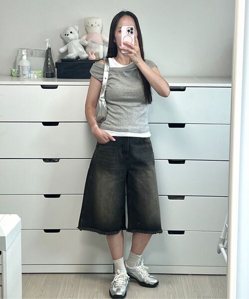 MUSINSA STANDARD WOMAN（ムシンサスタンダードウーマン）の「ウィメンズビッグブラシカットオフバミューダデニムパンツ[ラスティブラック]（デニムパンツ・レディース・その他・30/24/25/26/27/28/29）」の8枚目の写真