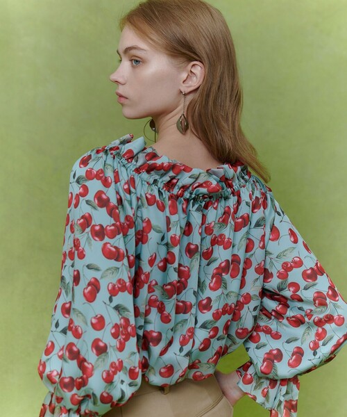 LOULOU WILLOUGHBY(ルルウィルビー)の「【LOULOU WILLOUGHBY】LISAチェリープリントオフショルブラウス(シャツ/ブラウス・レディース・サックスブルー/ブラック・2)」の2枚目の写真
