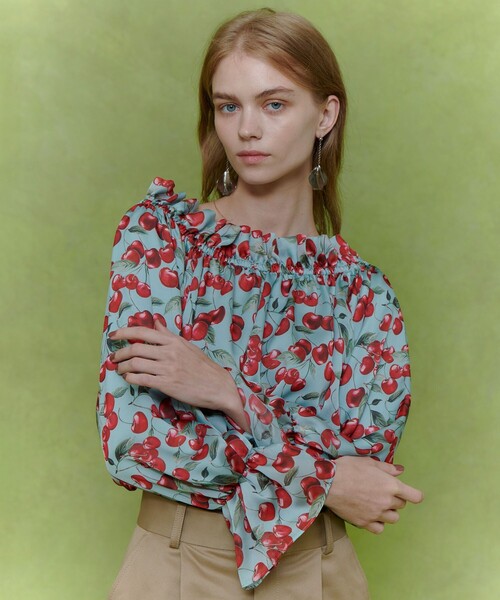 LOULOU WILLOUGHBY(ルルウィルビー)の「【LOULOU WILLOUGHBY】LISAチェリープリントオフショルブラウス(シャツ/ブラウス・レディース・サックスブルー/ブラック・2)」の12枚目の写真
