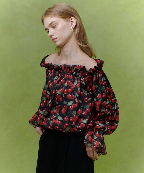 LOULOU WILLOUGHBY(ルルウィルビー)の「【LOULOU WILLOUGHBY】LISAチェリープリントオフショルブラウス(シャツ/ブラウス・レディース・サックスブルー/ブラック・2)」の19枚目の写真
