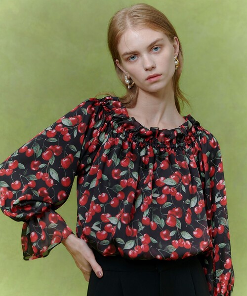 LOULOU WILLOUGHBY(ルルウィルビー)の「【LOULOU WILLOUGHBY】LISAチェリープリントオフショルブラウス(シャツ/ブラウス・レディース・サックスブルー/ブラック・2)」の20枚目の写真