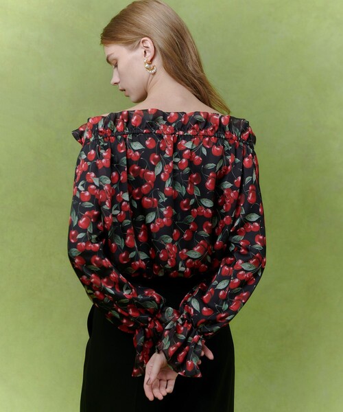 LOULOU WILLOUGHBY(ルルウィルビー)の「【LOULOU WILLOUGHBY】LISAチェリープリントオフショルブラウス(シャツ/ブラウス・レディース・サックスブルー/ブラック・2)」の21枚目の写真