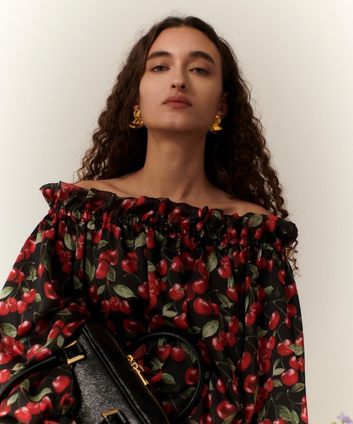 LOULOU WILLOUGHBY(ルルウィルビー)の「【LOULOU WILLOUGHBY】LISAチェリープリントオフショルブラウス(シャツ/ブラウス・レディース・サックスブルー/ブラック・2)」の1枚目の写真