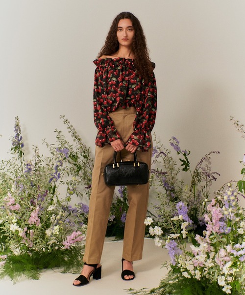 LOULOU WILLOUGHBY(ルルウィルビー)の「【LOULOU WILLOUGHBY】LISAチェリープリントオフショルブラウス(シャツ/ブラウス・レディース・サックスブルー/ブラック・2)」の8枚目の写真