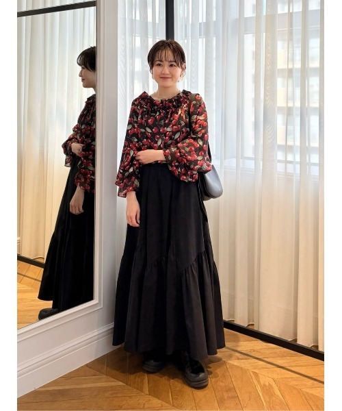 LOULOU WILLOUGHBY(ルルウィルビー)の「【LOULOU WILLOUGHBY】LISAチェリープリントオフショルブラウス(シャツ/ブラウス・レディース・サックスブルー/ブラック・2)」の4枚目の写真