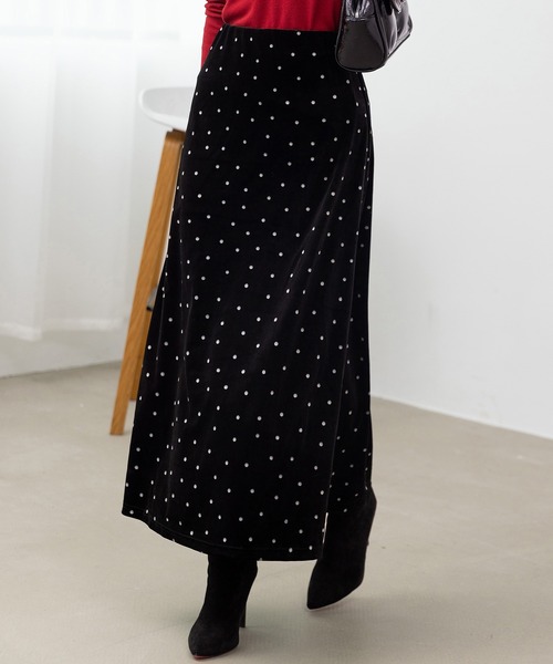 DAY CLOSET（デイ クローゼット）の「【ロング丈/ゴム入り】艶やかな光沢で大人の華やぎ魅せ。Aライン ベロア スカート レディース（スカート・レディース・ブラック/ドット・L/M）」の2枚目の写真