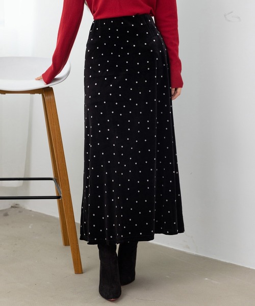 DAY CLOSET（デイ クローゼット）の「【ロング丈/ゴム入り】艶やかな光沢で大人の華やぎ魅せ。Aライン ベロア スカート レディース（スカート・レディース・ブラック/ドット・L/M）」の15枚目の写真