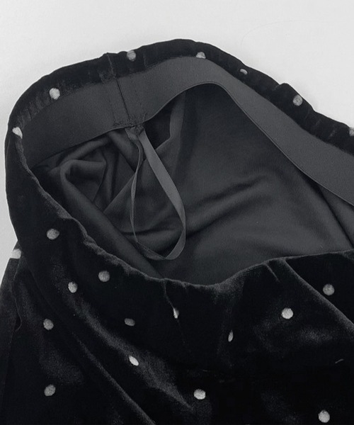 DAY CLOSET（デイ クローゼット）の「【ロング丈/ゴム入り】艶やかな光沢で大人の華やぎ魅せ。Aライン ベロア スカート レディース（スカート・レディース・ブラック/ドット・L/M）」の3枚目の写真