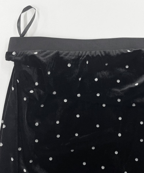 DAY CLOSET（デイ クローゼット）の「【ロング丈/ゴム入り】艶やかな光沢で大人の華やぎ魅せ。Aライン ベロア スカート レディース（スカート・レディース・ブラック/ドット・L/M）」の4枚目の写真