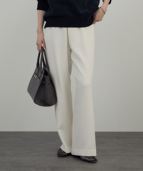 SALON adam et rope'(サロン アダム エ ロペ)の「トリアセリラクシーパンツ / セットアップ対応(その他パンツ・レディース・オフホワイト/ブラック・M/S)」の1枚目の写真