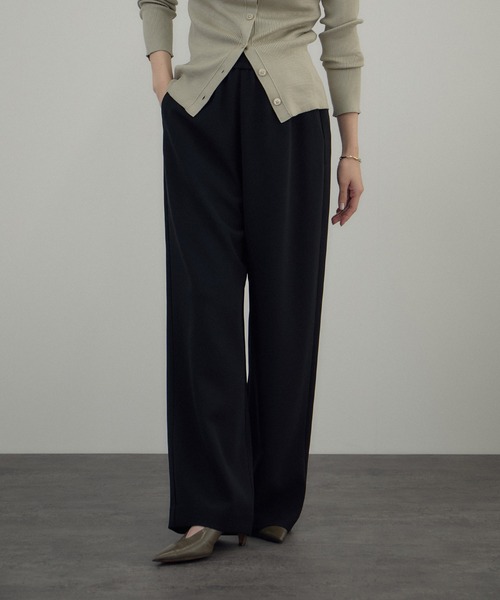 SALON adam et rope'(サロン アダム エ ロペ)の「トリアセリラクシーパンツ / セットアップ対応(その他パンツ・レディース・オフホワイト/ブラック・M/S)」の4枚目の写真