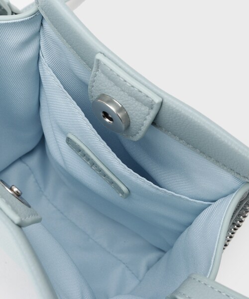 INDIVI（インディヴィ）の「【合皮】スタッズ風メタルポシェットバッグ（ショルダーバッグ・レディース・サックスブルー/ナチュラル/ブラック・00）」の4枚目の写真