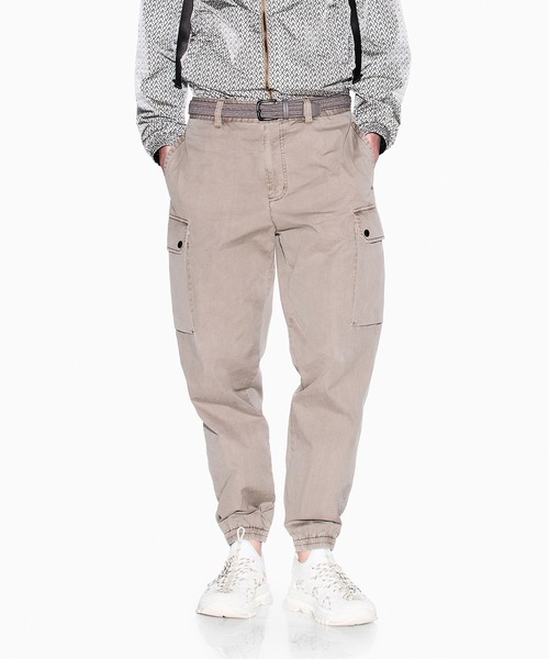 ARMANI EXCHANGE(アルマーニエクスチェンジ)の「【A|X アルマーニ エクスチェンジ】レギュラーカット カーゴパンツ(カーゴパンツ・メンズ・グレイッシュベージュ・32inch/31inch/30inch/29inch/28inch/34inch/33inch)」の1枚目の写真